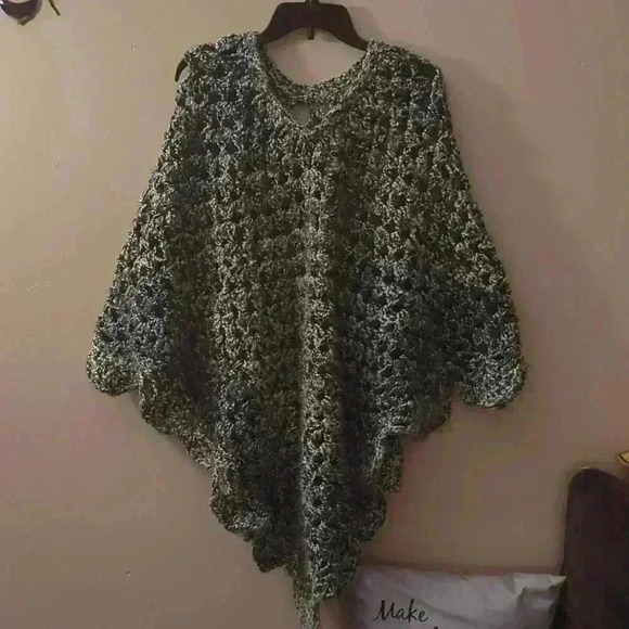 Knitted black and white poncho - Picture 2 of 4
